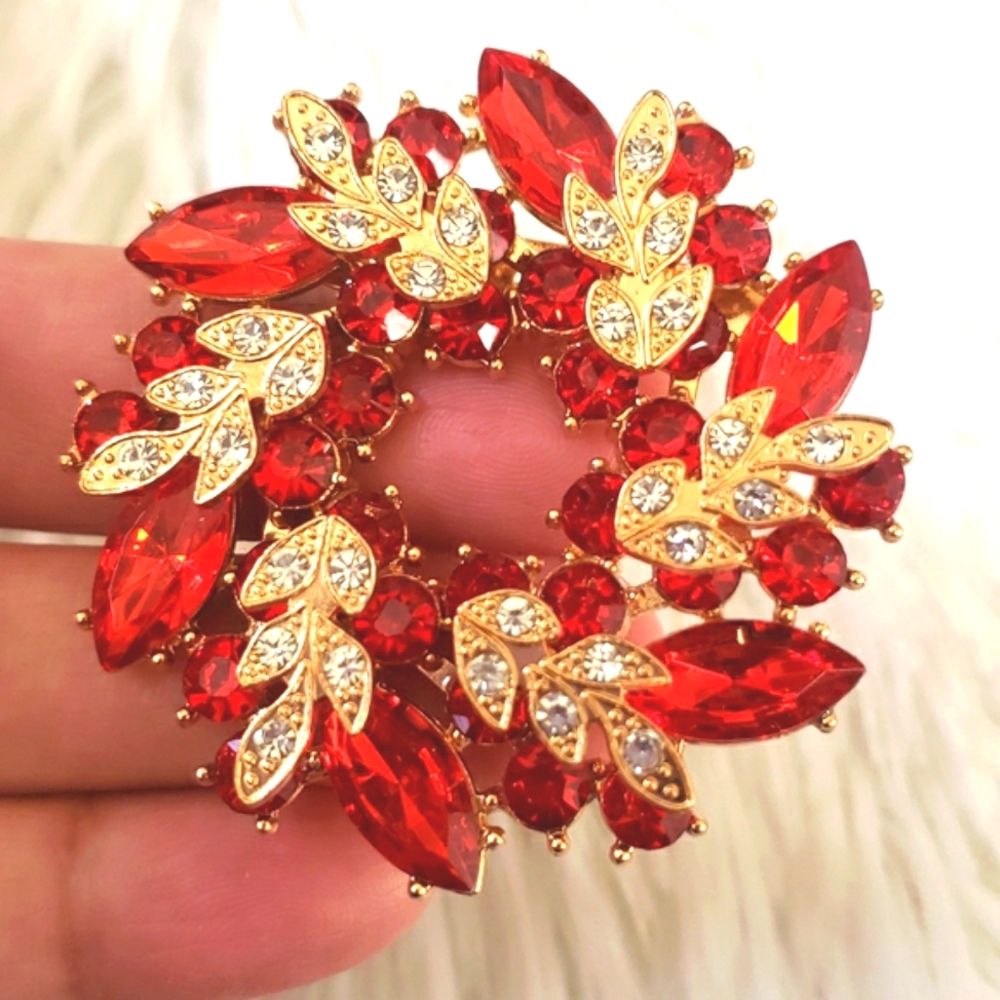 Rhinestone Red Wreath Brooch Pin Gold To… - Picture 3 of 7